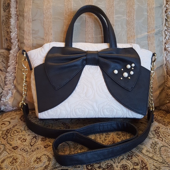 Betsey Johnson Handbags - Betsey Johnson crossbody bag